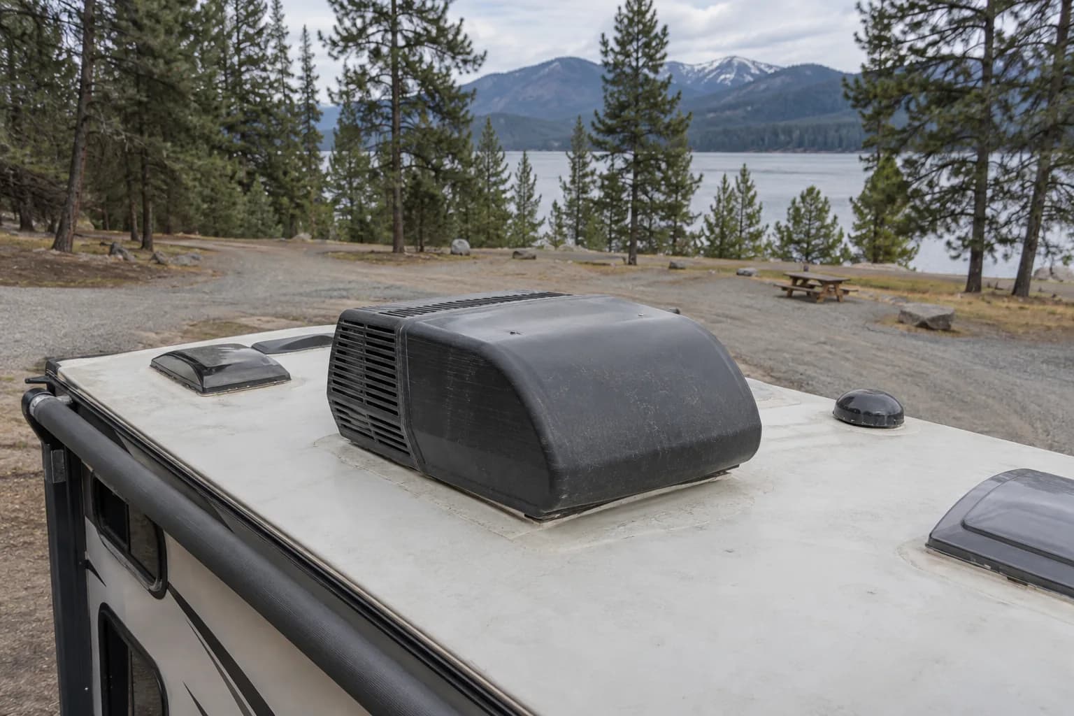 Closed rooftop RV air conditioner used for compressor-start planning.